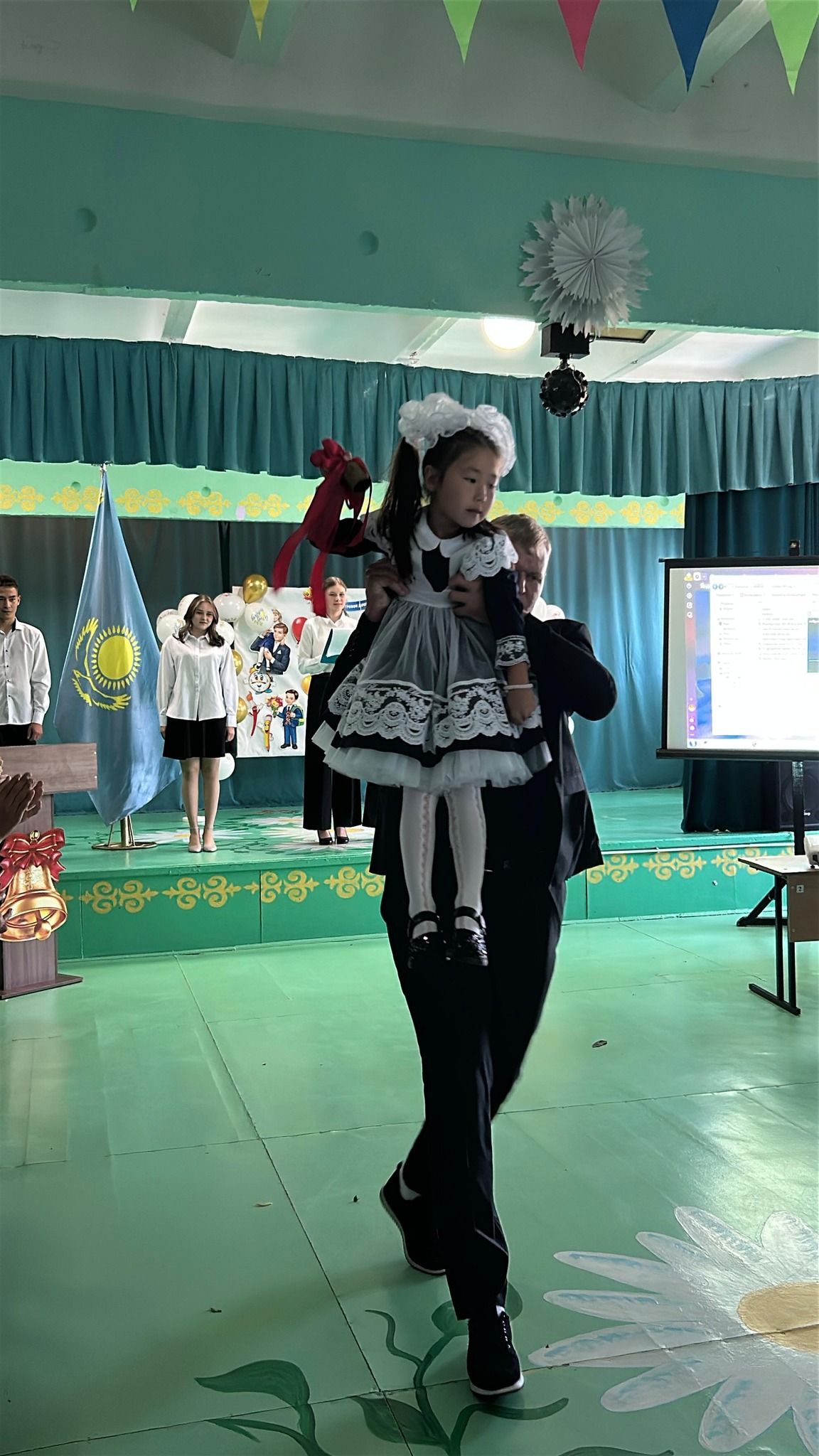 Сегодня в КГУ &quot;Волошинская средняя школа&quot; начался старт  большого путешествия длиною в учебный год   для учащихся 1 -11 классов .