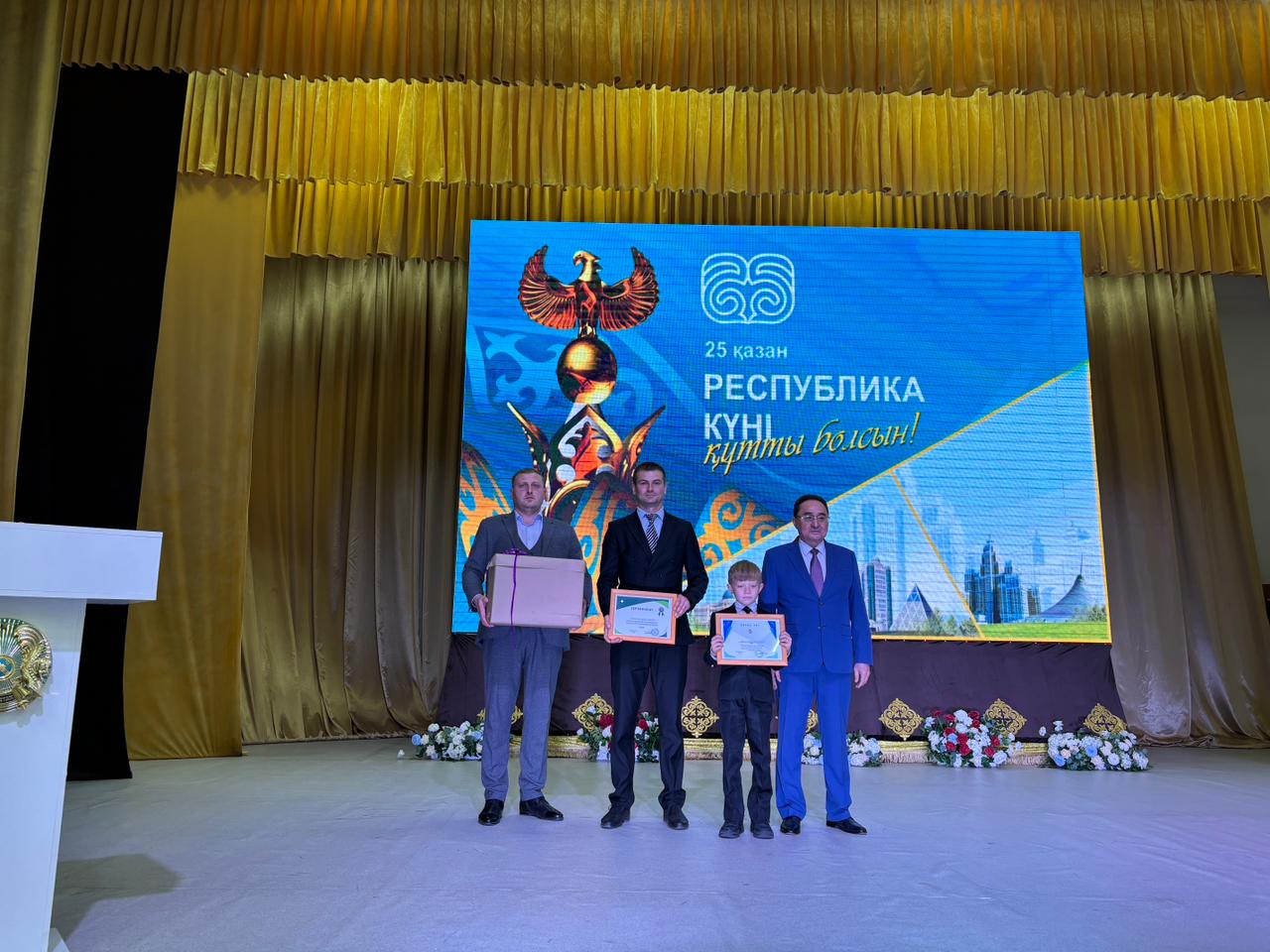 Педагоги и учащиеся 3 класса КГУ 