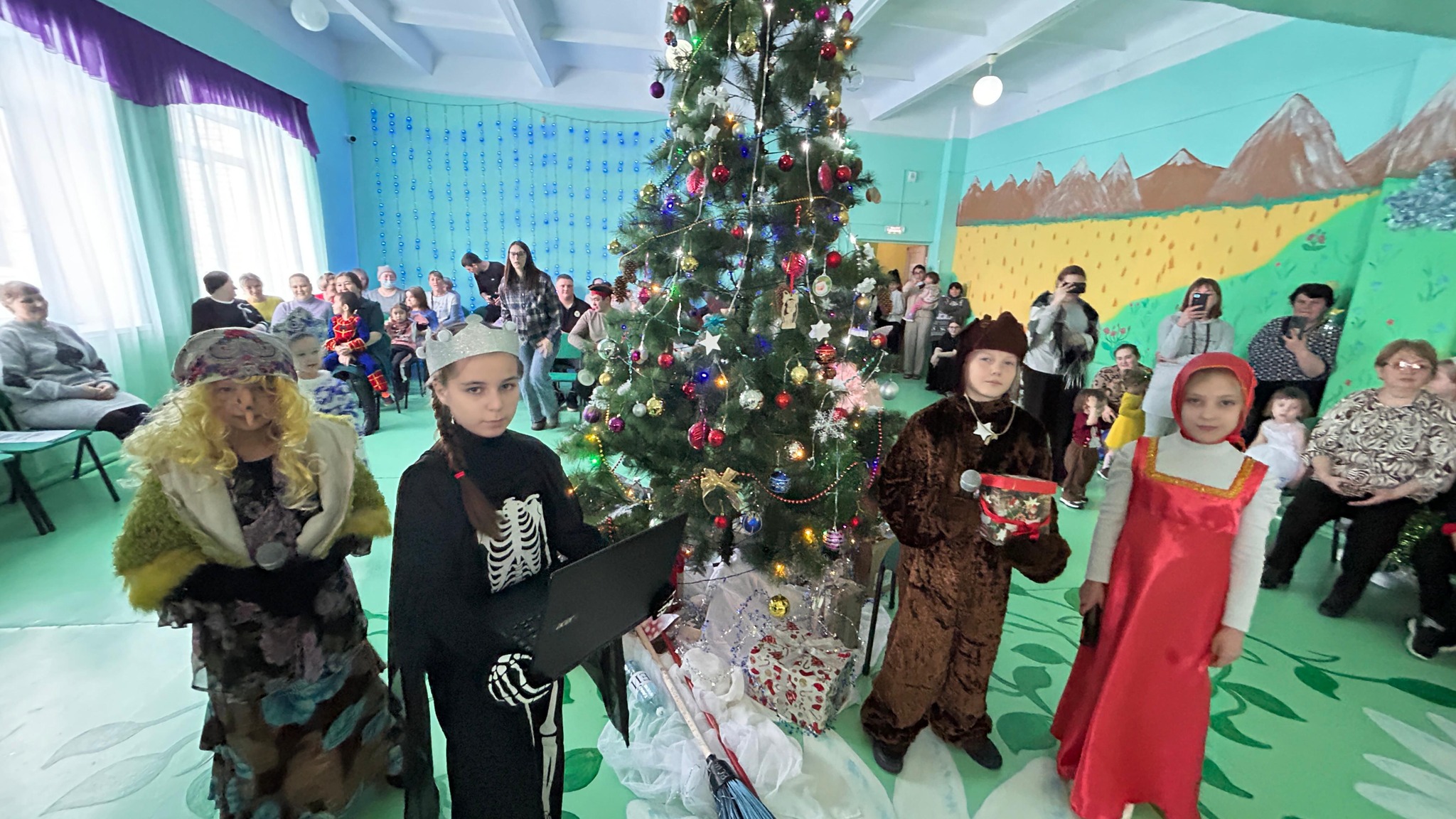 В КГУ "Волошинская средняя школа" прошло новогоднее представление для учащихся с 0 по 4 класс под названием "Приключения Маши".