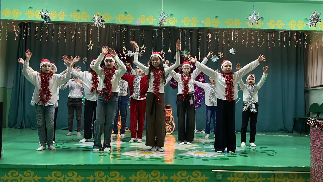 26 декабря в КГУ "Волошинская средняя школа" прошло новогоднее театрализованное представление «Приключения у новогодней ёлки»  для 5-11 классов.