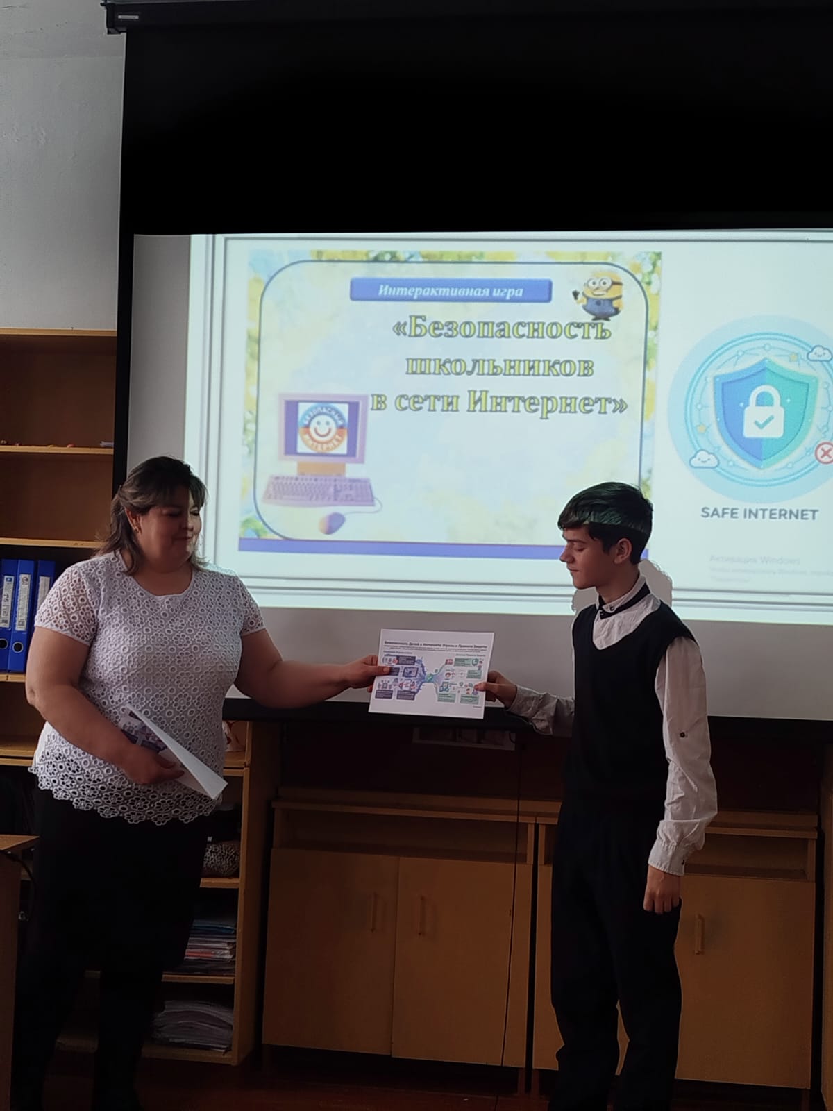 Мектепте оқушылардың интернеттегі қауіпсіз және жауапты мінез-құлқын қалыптастыруға бағытталған «Цифрлық әлемдегі қауіпсіз қадам» тақырыбында сынып сағаттары өтті